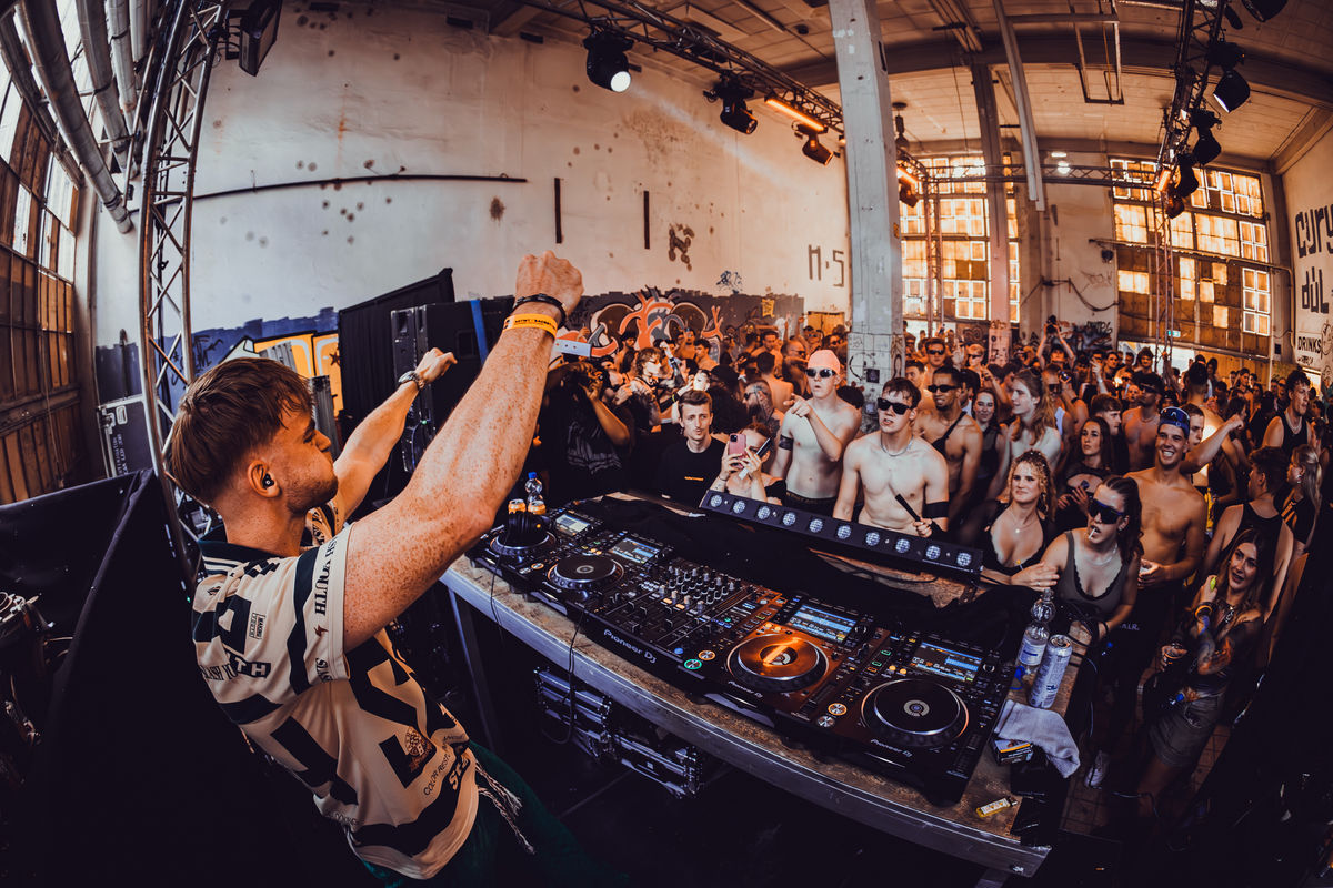 Loading... just a sec